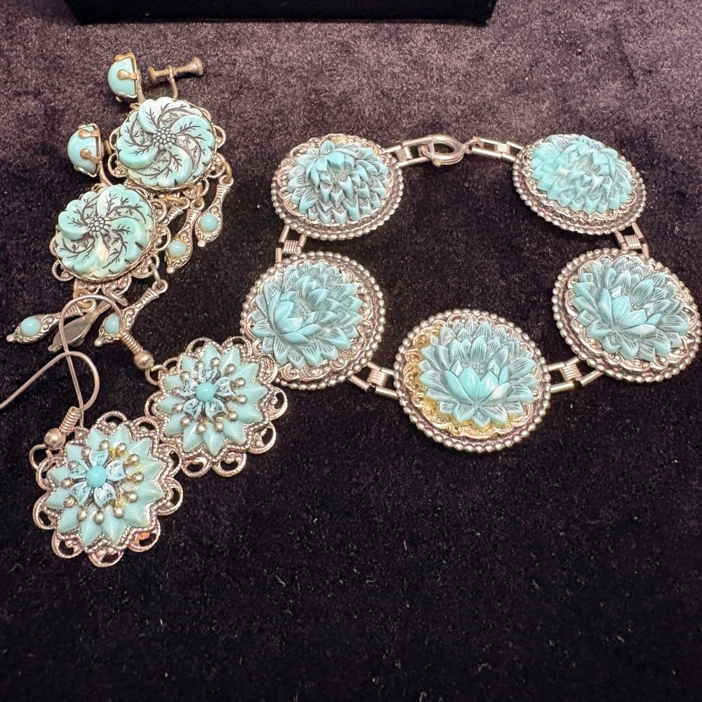 Vintage Blue Molded Floral Bracelet and Earrings Jewelry Set 5pc